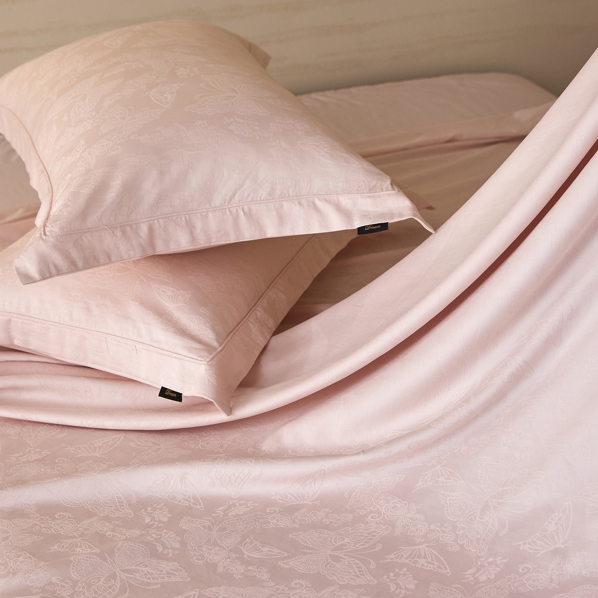 91家纺网 家纺一手货源 找家纺 梧桐树 2026新款60支长绒棉提花高奢系列四件套 T14羽蝶-玉粉