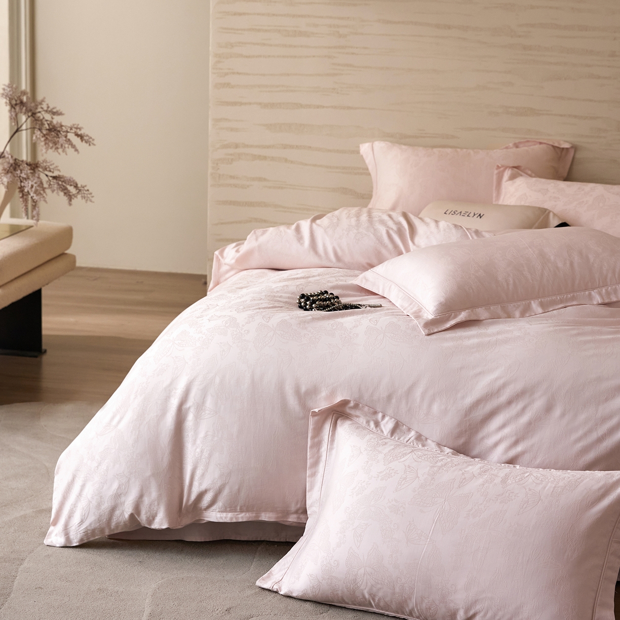 91家纺网 家纺一手货源 找家纺 梧桐树 2026新款60支长绒棉提花高奢系列四件套 T14羽蝶-玉粉