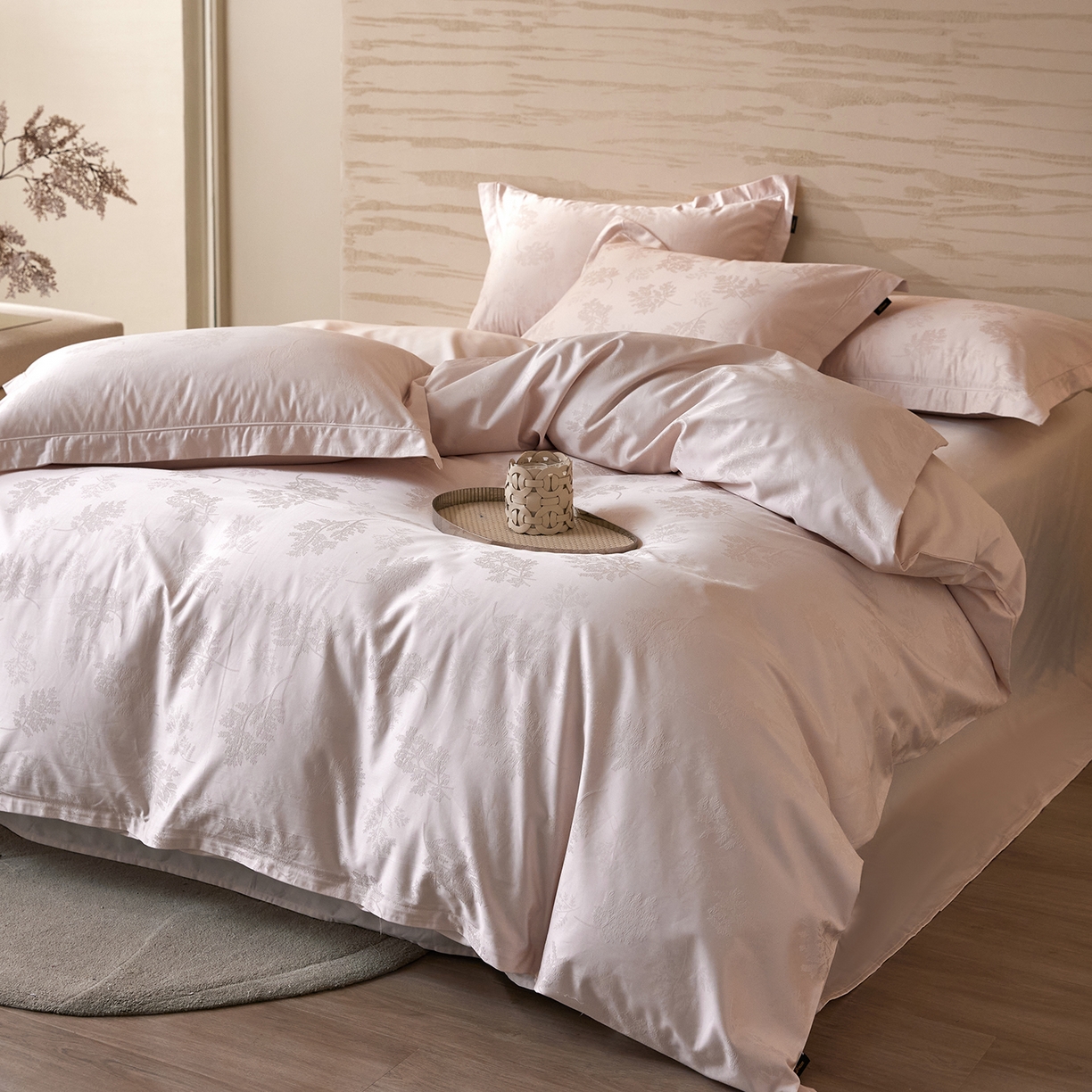 91家纺网 家纺一手货源 找家纺 梧桐树 2026新款60支长绒棉提花高奢系列四件套 TO5漫叶-粉玉