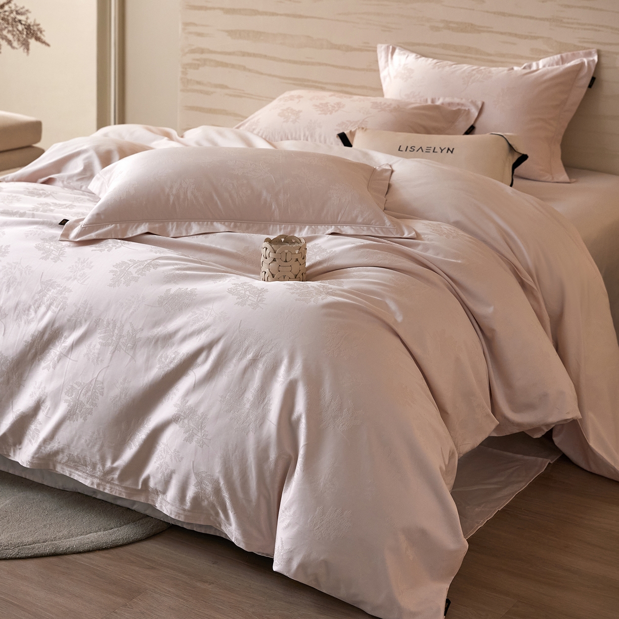 91家纺网 家纺一手货源 找家纺 梧桐树 2026新款60支长绒棉提花高奢系列四件套 TO5漫叶-粉玉