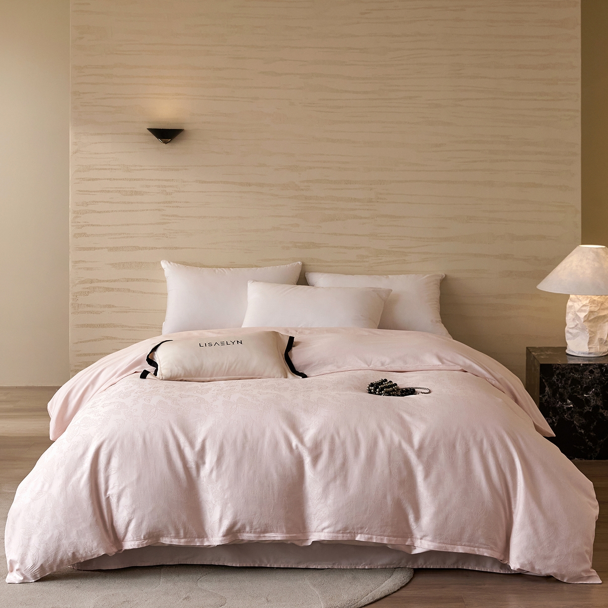 91家纺网 家纺一手货源 找家纺 梧桐树 2026新款60支长绒棉提花高奢系列四件套 T14羽蝶-玉粉