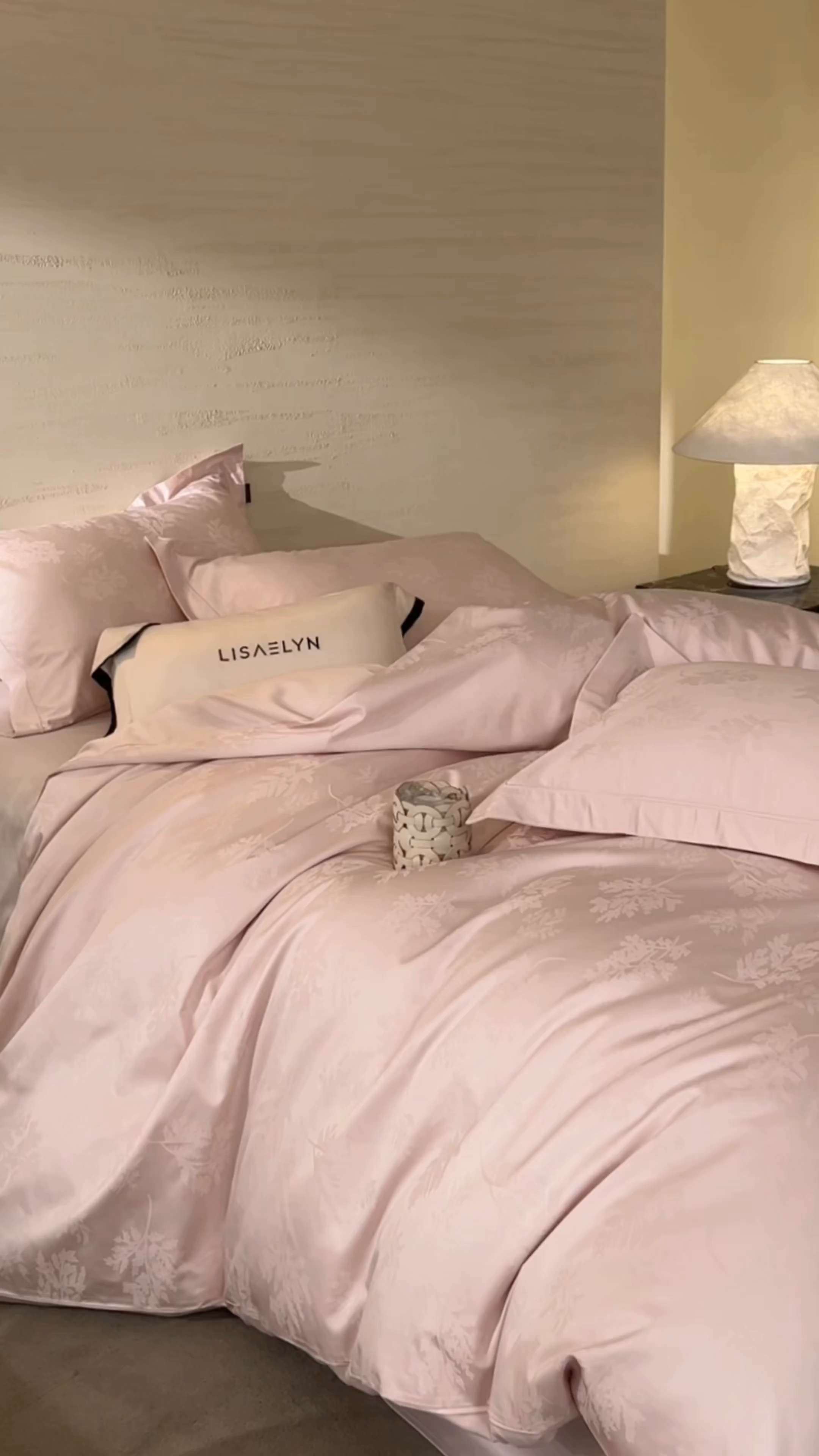 91家纺网 家纺一手货源 找家纺 梧桐树 2026新款60支长绒棉提花高奢系列四件套 TO5漫叶-粉玉