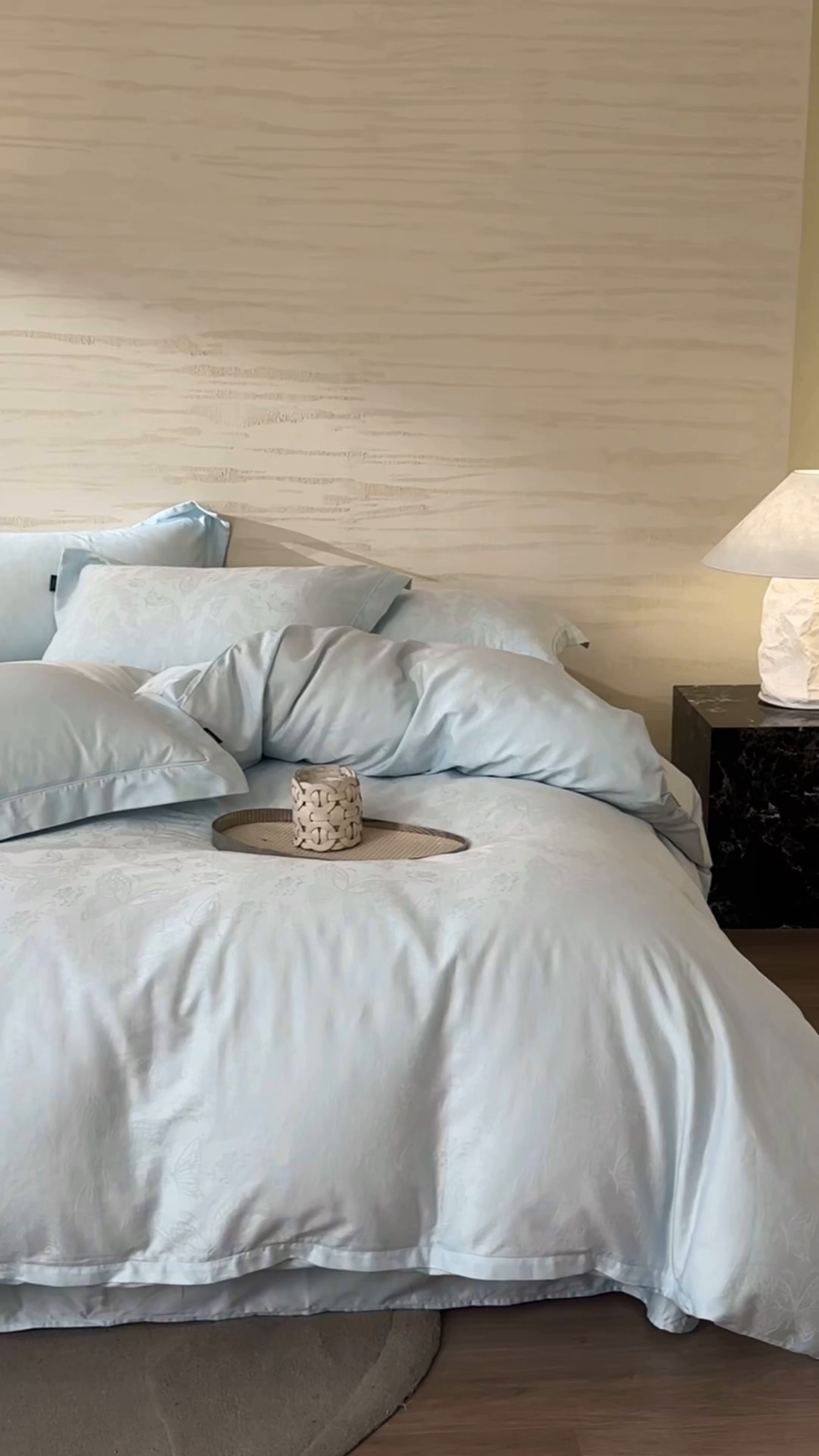 91家纺网 家纺一手货源 找家纺 梧桐树 2026新款60支长绒棉提花高奢系列四件套 T13羽蝶-蓝