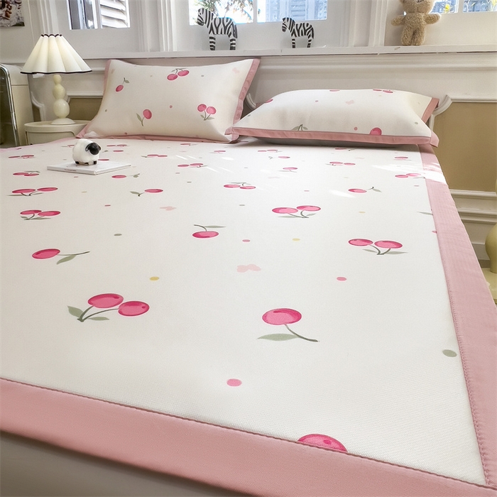 91家纺网 家纺一手货源 找家纺 布凡家居 2026新款卡通冰丝印花凉席 粉樱桃