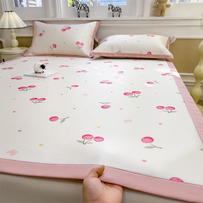 91家纺网 家纺一手货源 找家纺 布凡家居 2026新款卡通冰丝印花凉席 粉樱桃