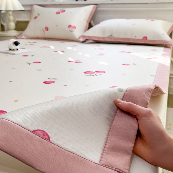 91家纺网 家纺一手货源 找家纺 布凡家居 2026新款卡通冰丝印花凉席 粉樱桃