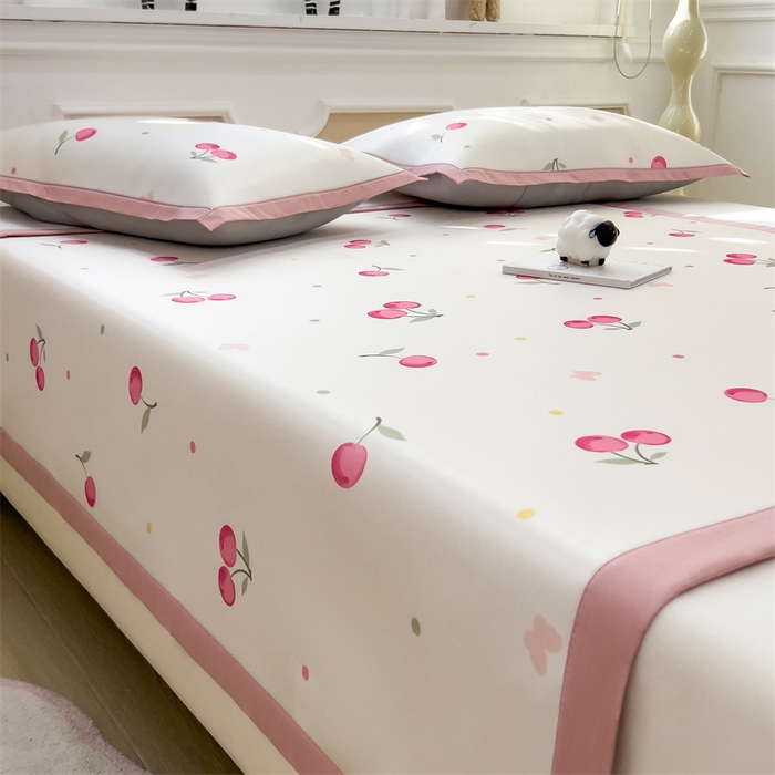 91家纺网 家纺一手货源 找家纺 布凡家居 2026新款卡通冰丝印花凉席 粉樱桃