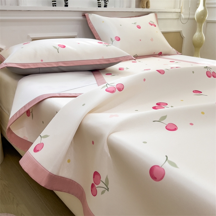 91家纺网 家纺一手货源 找家纺 布凡家居 2026新款卡通冰丝印花凉席 粉樱桃