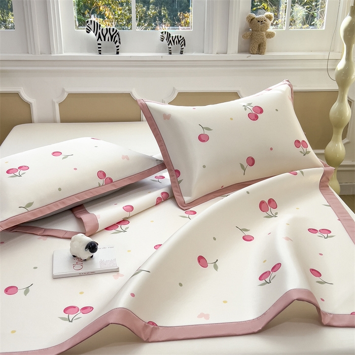 91家纺网 家纺一手货源 找家纺 布凡家居 2026新款卡通冰丝印花凉席 粉樱桃