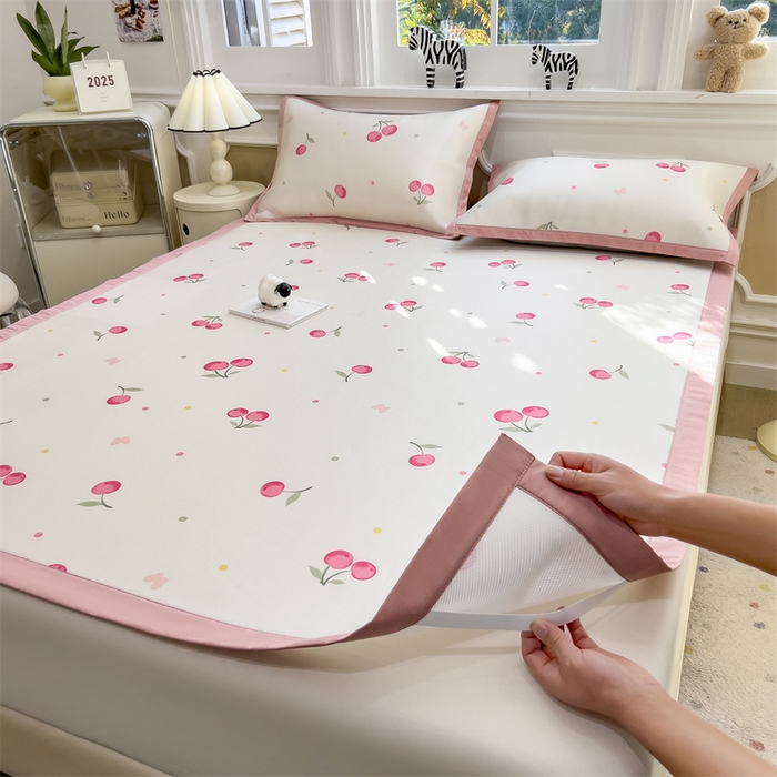 91家纺网 家纺一手货源 找家纺 布凡家居 2026新款卡通冰丝印花凉席 粉樱桃