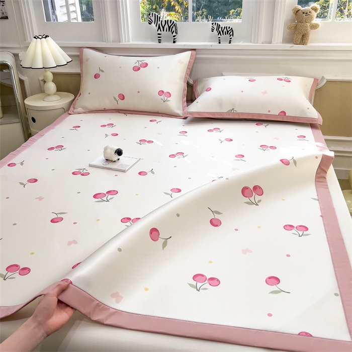 91家纺网 家纺一手货源 找家纺 布凡家居 2026新款卡通冰丝印花凉席 粉樱桃