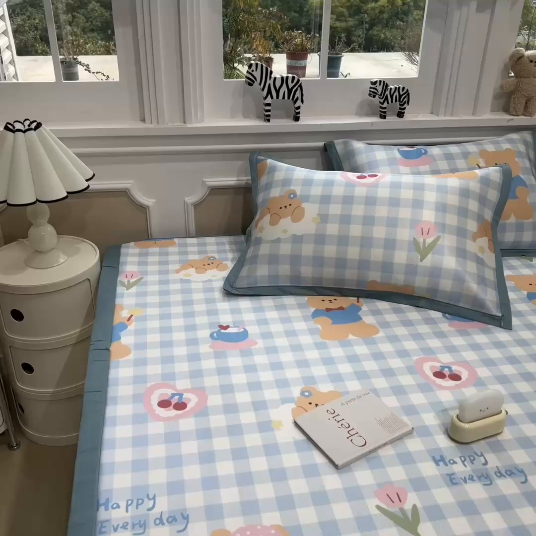 91家纺网 家纺一手货源 找家纺 布凡家居 2026新款卡通冰丝印花凉席 花间小熊