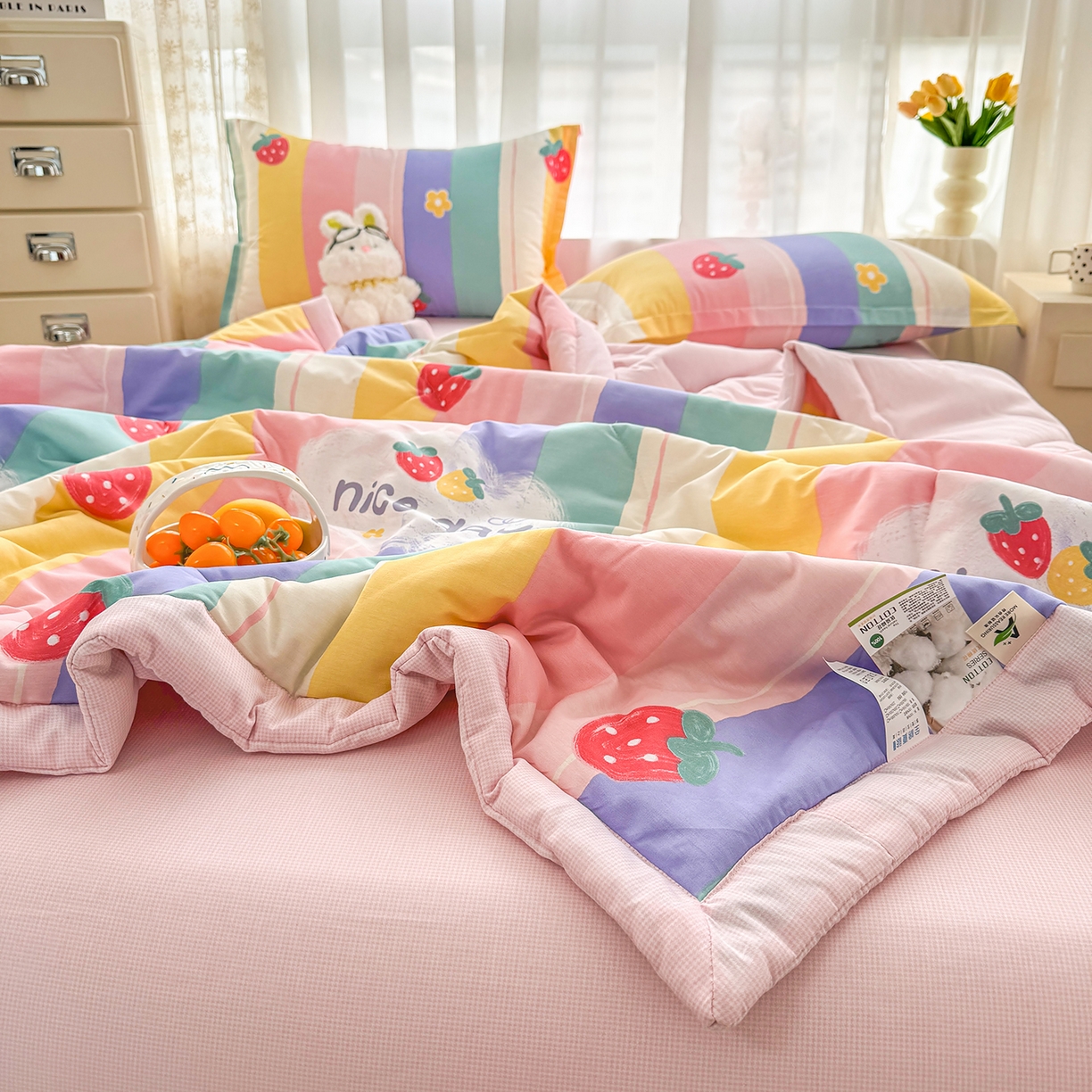 91家纺网 家纺一手货源 找家纺 寝美资家居 2026新款A类里外全棉夏凉被四件套-风格一 草莓甜心