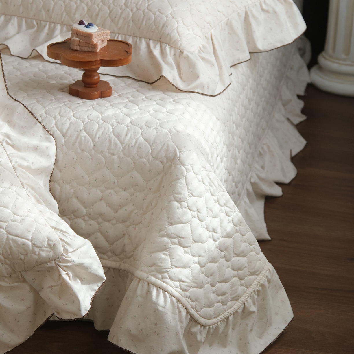 91家纺网 家纺一手货源 找家纺 庭笙 2026新款法式复古花边夹棉床盖床盖四件套 瑶芳-粉