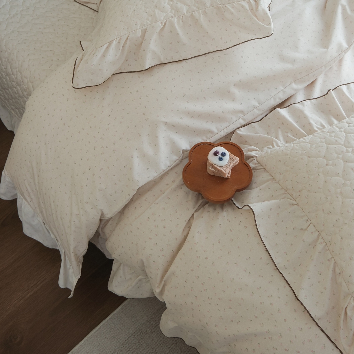 91家纺网 家纺一手货源 找家纺 庭笙 2026新款法式复古花边夹棉床盖床盖四件套 瑶芳-粉