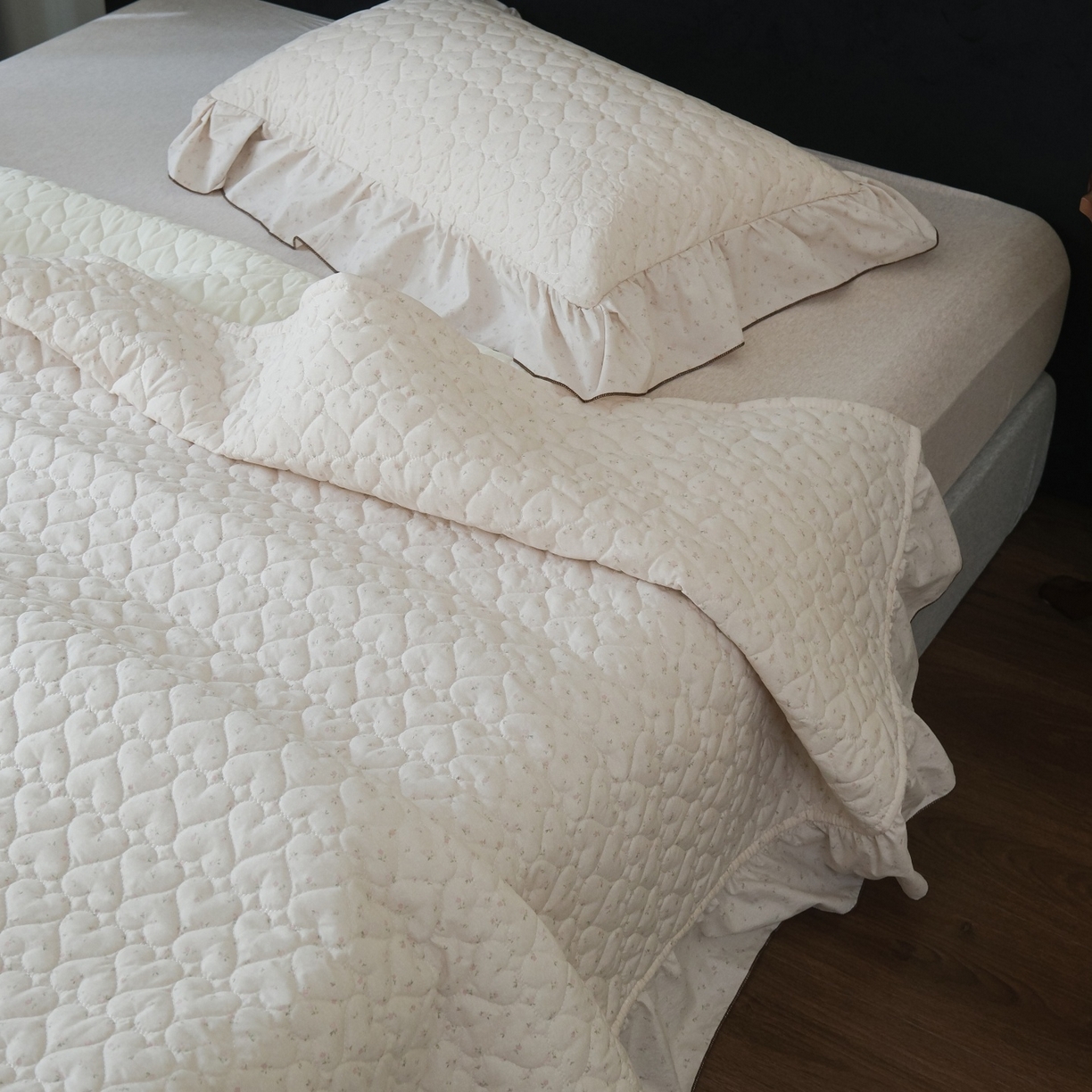 91家纺网 家纺一手货源 找家纺 庭笙 2026新款法式复古花边夹棉床盖床盖四件套 瑶芳-粉