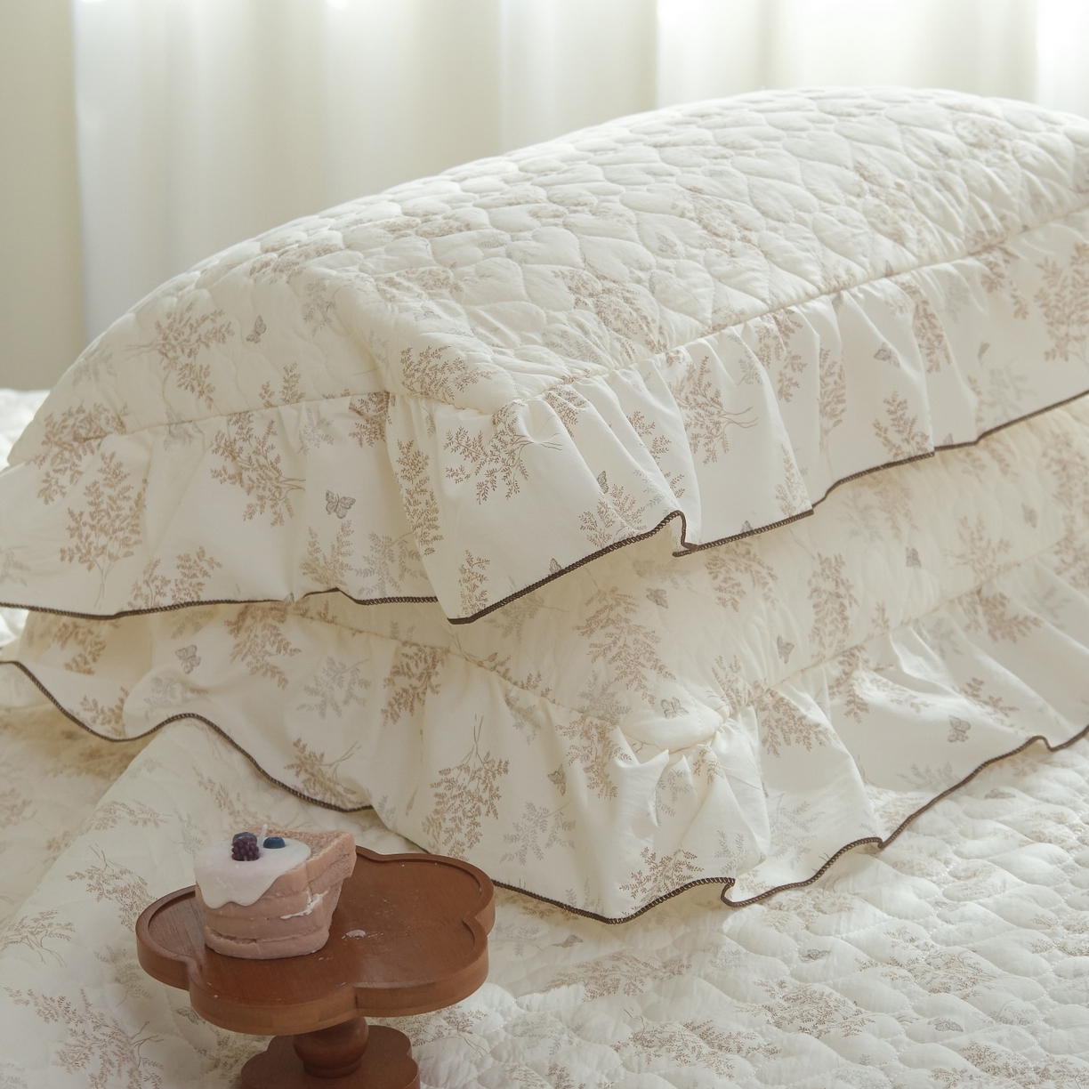 91家纺网 家纺一手货源 找家纺 庭笙 2026新款法式复古花边夹棉床盖床盖四件套 尤丽叶-咖