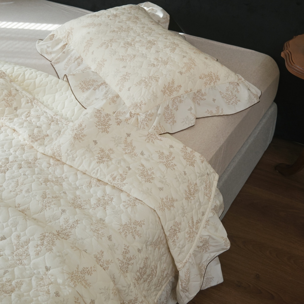 91家纺网 家纺一手货源 找家纺 庭笙 2026新款法式复古花边夹棉床盖床盖四件套 尤丽叶-咖