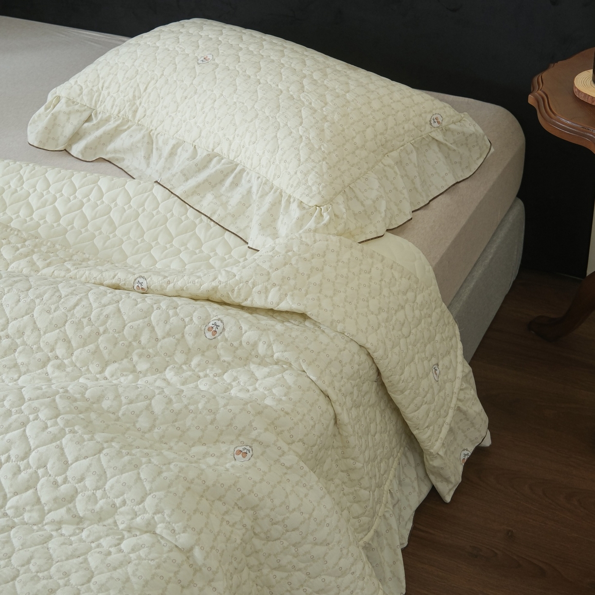 91家纺网 家纺一手货源 找家纺 庭笙 2026新款法式复古花边夹棉床盖床盖四件套 莓莓素语-绿