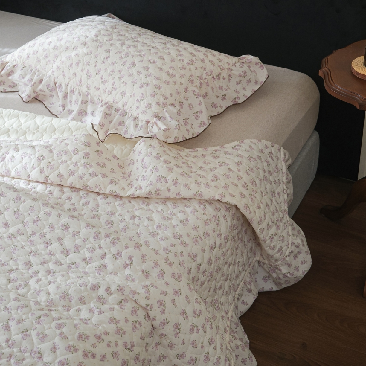 91家纺网 家纺一手货源 找家纺 庭笙 2026新款法式复古花边夹棉床盖床盖四件套 朵蜜-紫