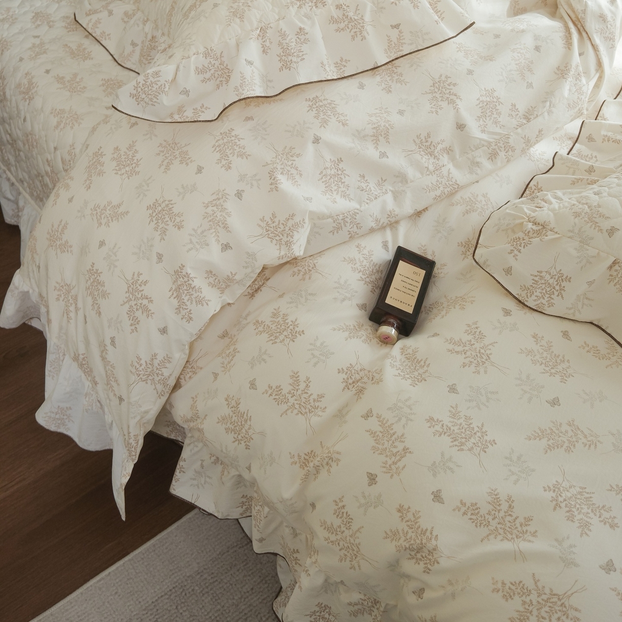 91家纺网 家纺一手货源 找家纺 庭笙 2026新款法式复古花边夹棉床盖床盖四件套 尤丽叶-咖