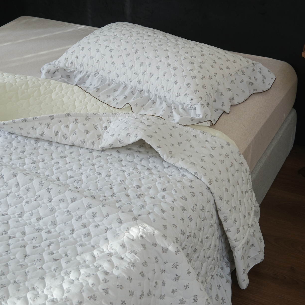 91家纺网 家纺一手货源 找家纺 庭笙 2026新款法式复古花边夹棉床盖床盖四件套 希雅莉-兰灰