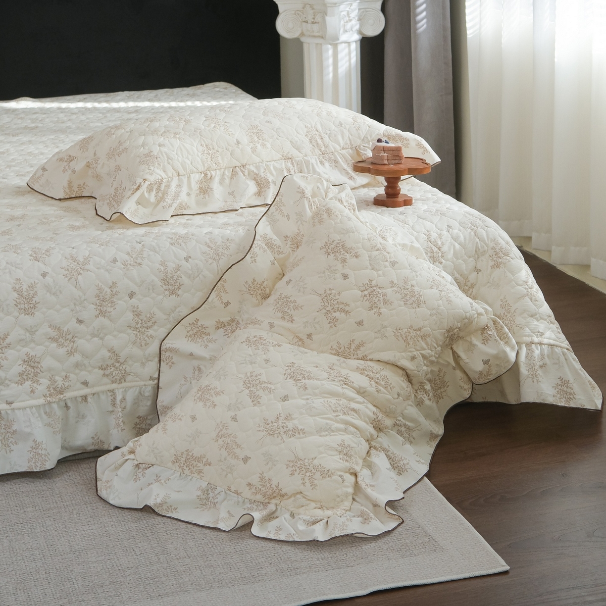 91家纺网 家纺一手货源 找家纺 庭笙 2026新款法式复古花边夹棉床盖床盖四件套 尤丽叶-咖