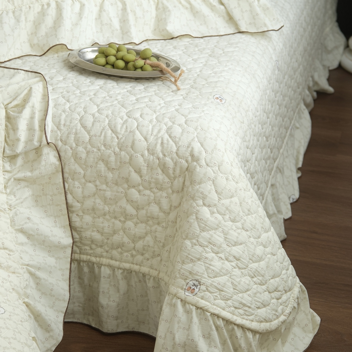 91家纺网 家纺一手货源 找家纺 庭笙 2026新款法式复古花边夹棉床盖床盖四件套 莓莓素语-绿