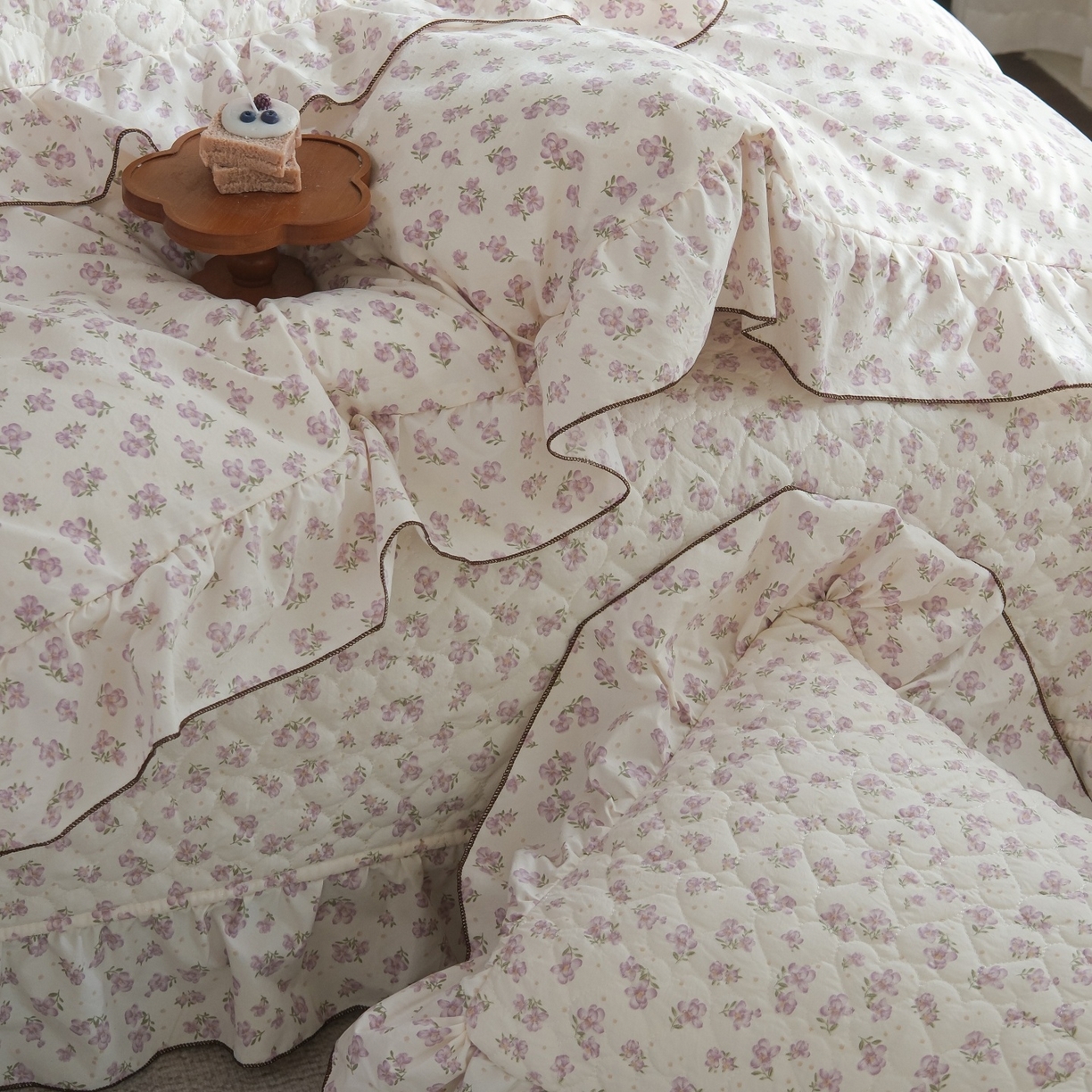 91家纺网 家纺一手货源 找家纺 庭笙 2026新款法式复古花边夹棉床盖床盖四件套 朵蜜-紫