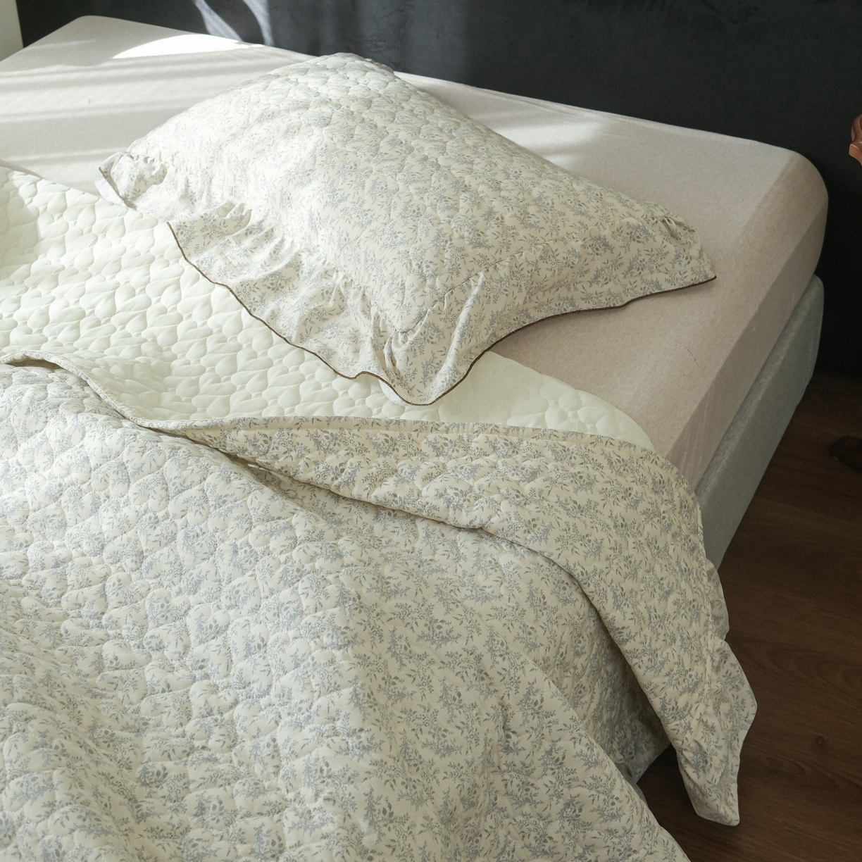 91家纺网 家纺一手货源 找家纺 庭笙 2026新款法式复古花边夹棉床盖床盖四件套 浅叶-米