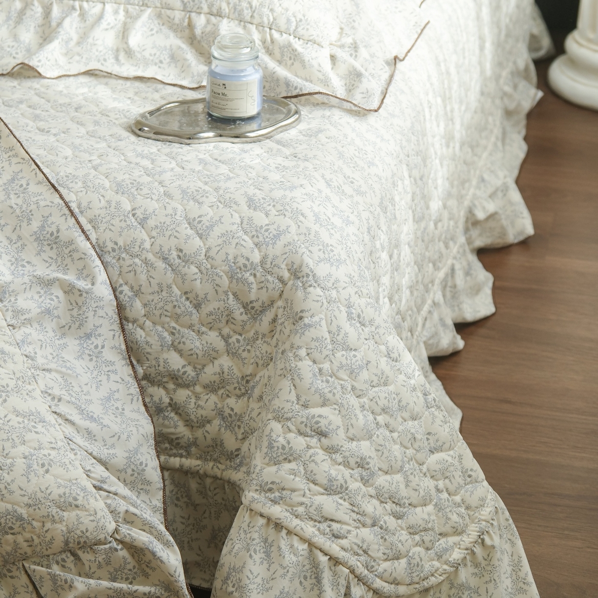 91家纺网 家纺一手货源 找家纺 庭笙 2026新款法式复古花边夹棉床盖床盖四件套 浅叶-米