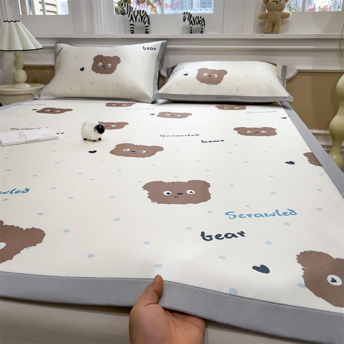 91家纺网 家纺一手货源 找家纺 布凡家居 2026新款卡通冰丝印花凉席 萌趣小熊