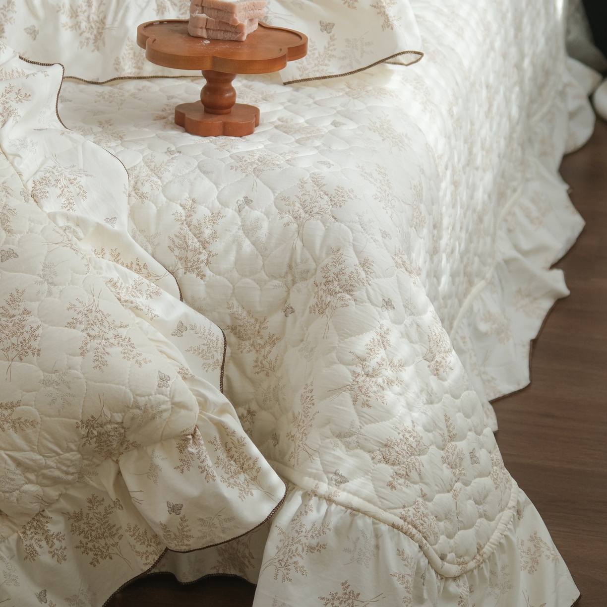 91家纺网 家纺一手货源 找家纺 庭笙 2026新款法式复古花边夹棉床盖床盖四件套 尤丽叶-咖