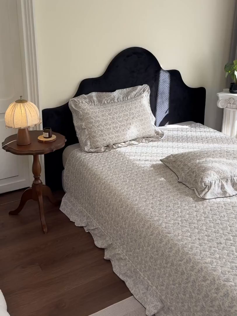 91家纺网 家纺一手货源 找家纺 庭笙 2026新款法式复古花边夹棉床盖床盖四件套 浅叶-米