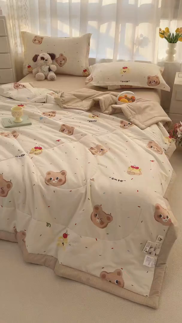 91家纺网 家纺一手货源 找家纺 寝美资家居 2026新款A类里外全棉夏凉被四件套-风格一 奶萌熊