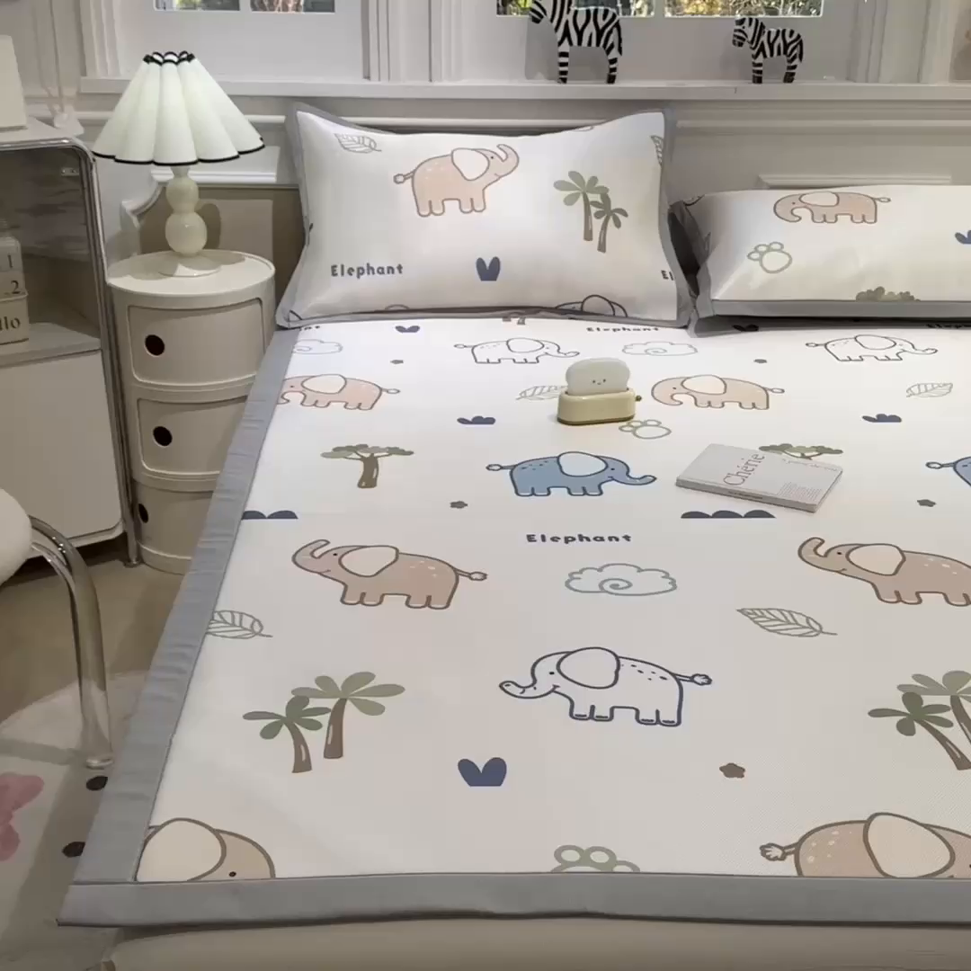 91家纺网 家纺一手货源 找家纺 布凡家居 2026新款卡通冰丝印花凉席 萌象乐园