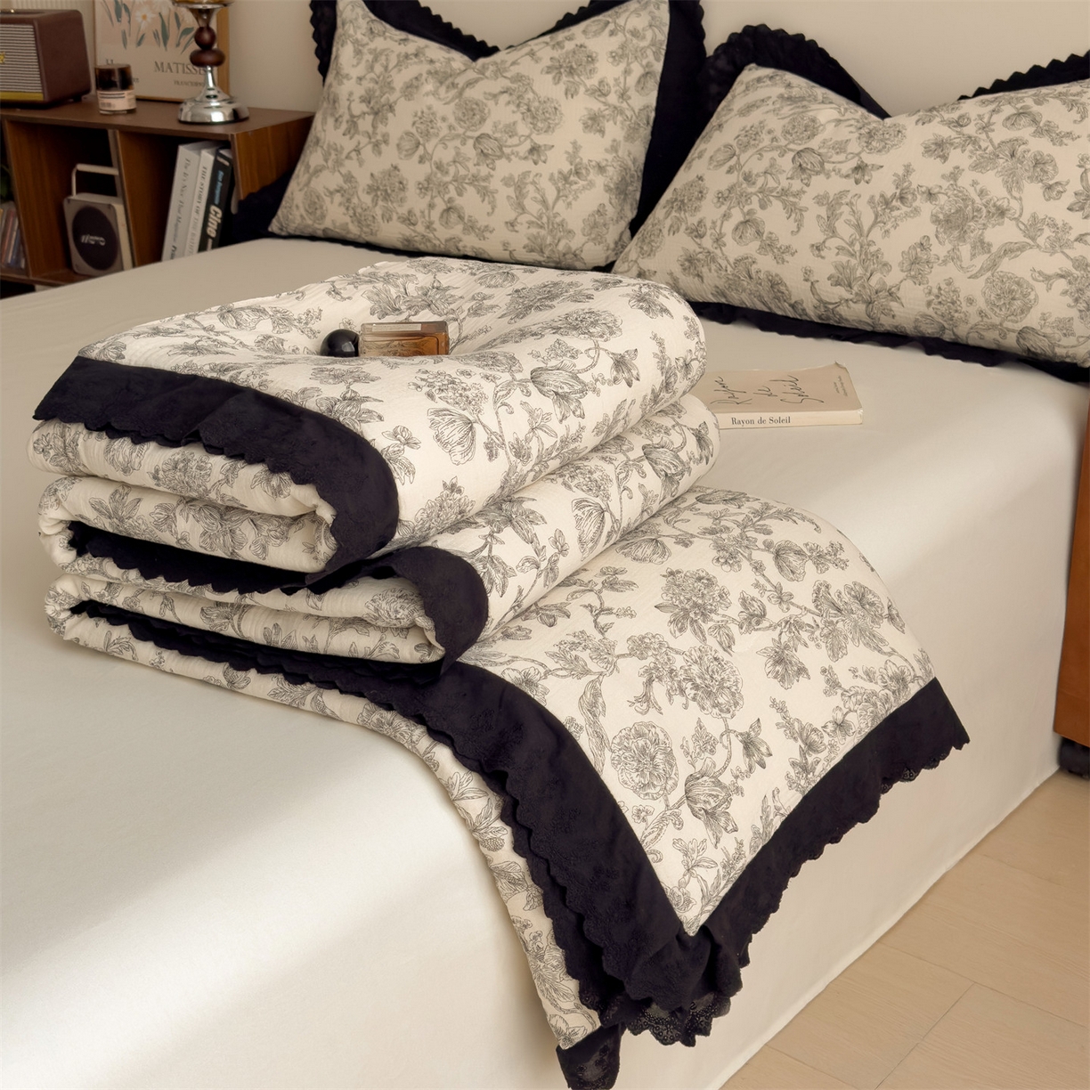 91家纺网 家纺一手货源 找家纺 兄弟坊 2026新款A类美拉德全棉韩版皱皱纱花边大豆夏被夏凉被空调被午睡被 皱皱纱花边款-墨花织梦