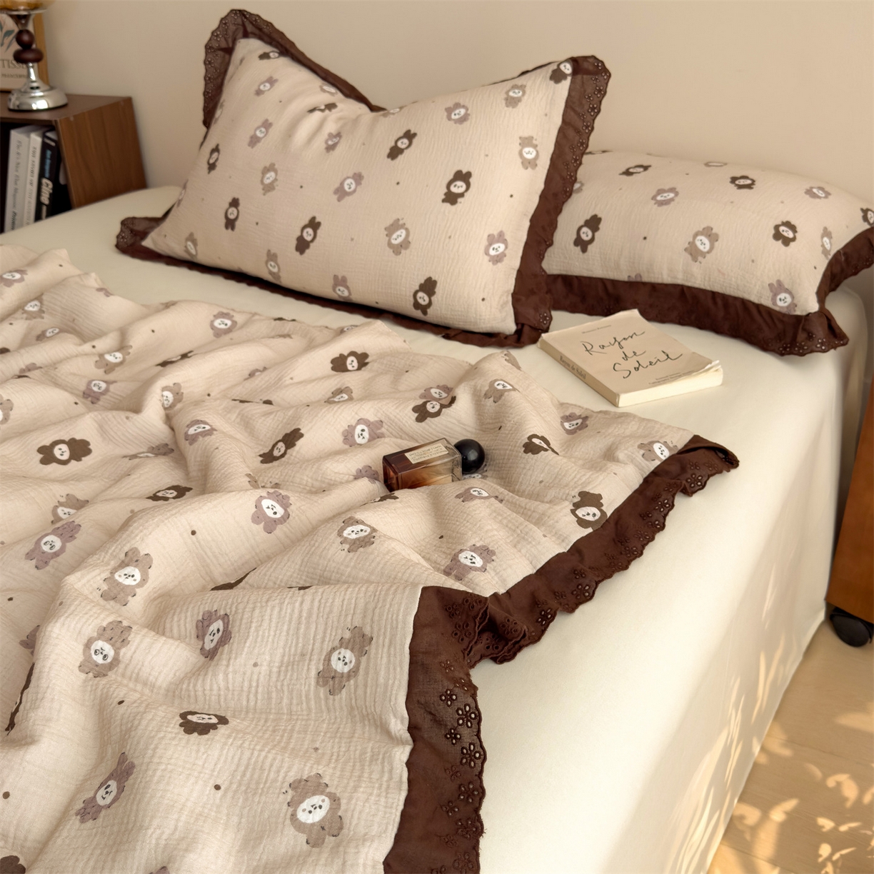 91家纺网 家纺一手货源 找家纺 兄弟坊 2026新款A类美拉德全棉韩版皱皱纱花边大豆夏被夏凉被空调被午睡被 皱皱纱花边款-布娃娃