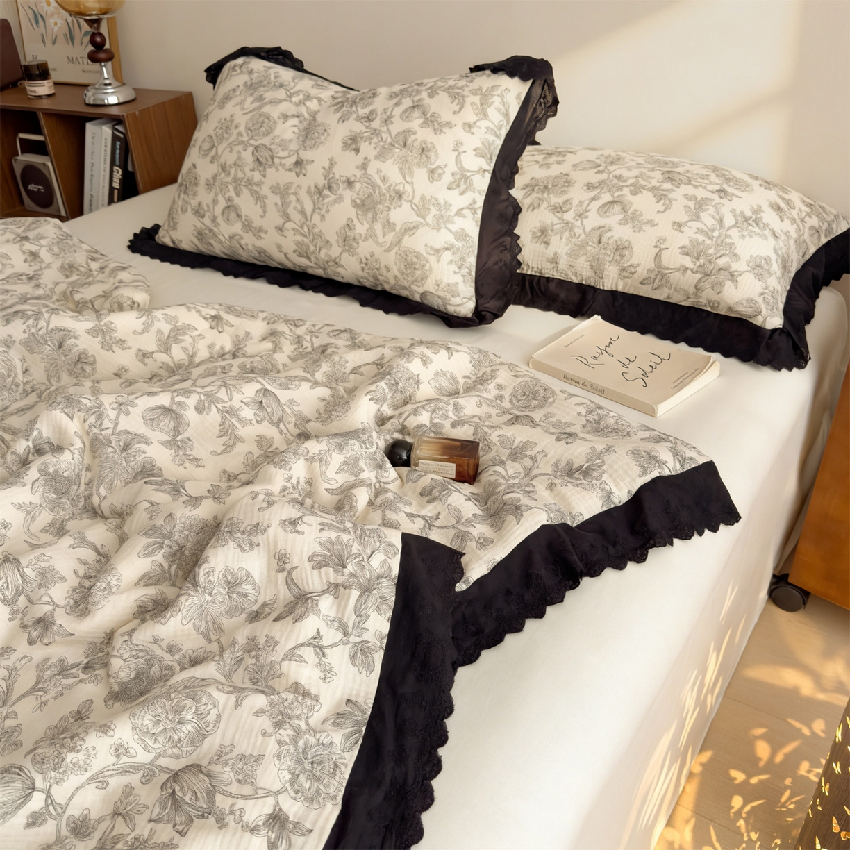 91家纺网 家纺一手货源 找家纺 兄弟坊 2026新款A类美拉德全棉韩版皱皱纱花边大豆夏被夏凉被空调被午睡被 皱皱纱花边款-墨花织梦