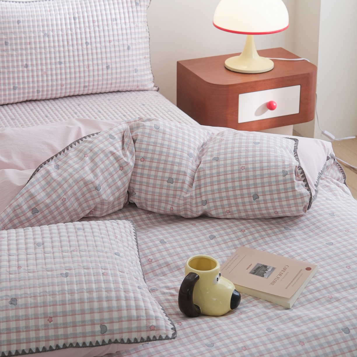 91家纺网 家纺一手货源 找家纺 庭笙 2026新款卡通贝壳针两面可用夹棉床盖床盖四件套 安格熊-粉