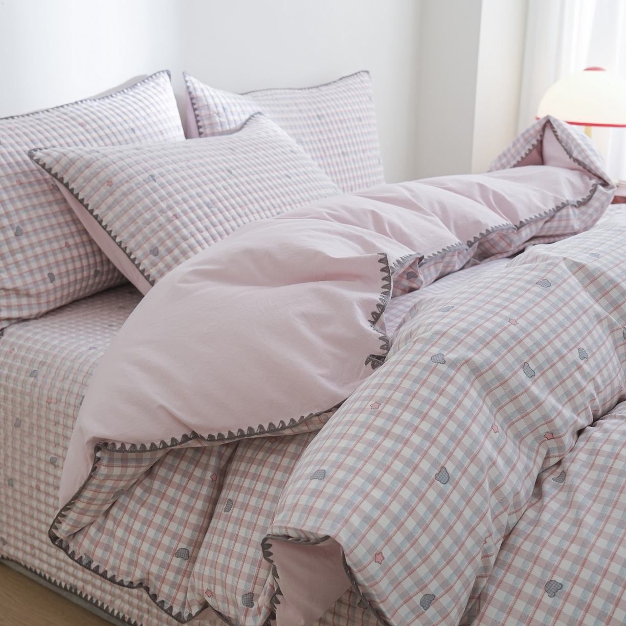 91家纺网 家纺一手货源 找家纺 庭笙 2026新款卡通贝壳针两面可用夹棉床盖床盖四件套 安格熊-粉