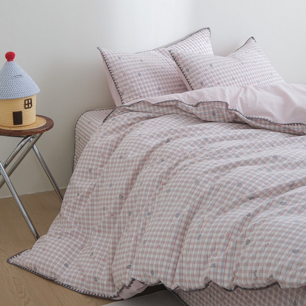 91家纺网 家纺一手货源 找家纺 庭笙 2026新款卡通贝壳针两面可用夹棉床盖床盖四件套 安格熊-粉