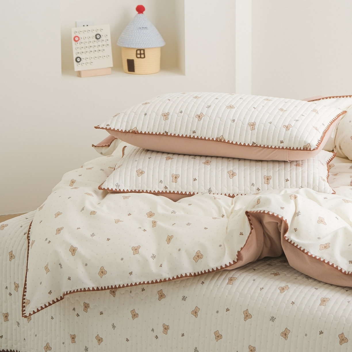 91家纺网 家纺一手货源 找家纺 庭笙 2026新款卡通贝壳针两面可用夹棉床盖床盖四件套 娃娃熊-米