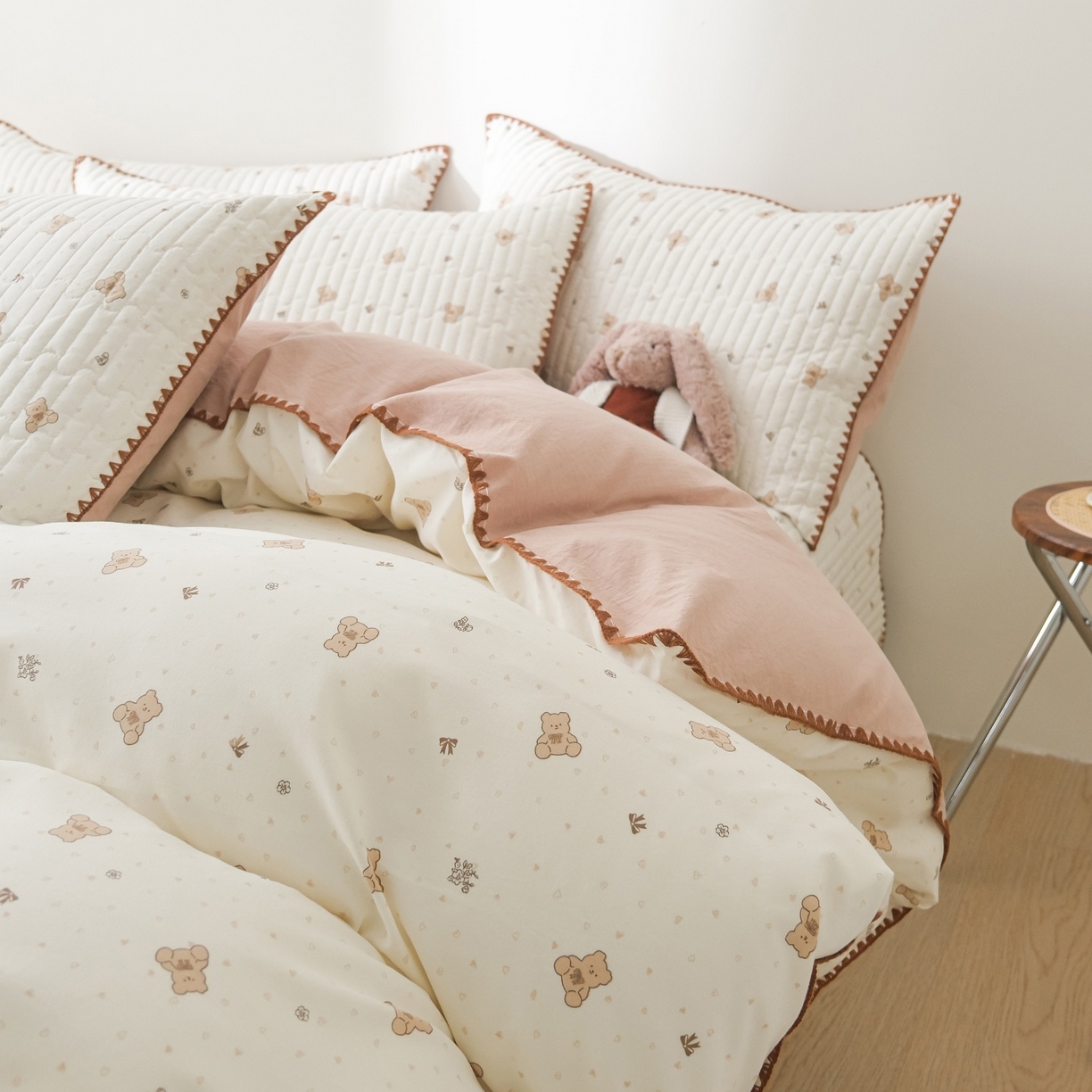 91家纺网 家纺一手货源 找家纺 庭笙 2026新款卡通贝壳针两面可用夹棉床盖床盖四件套 娃娃熊-米