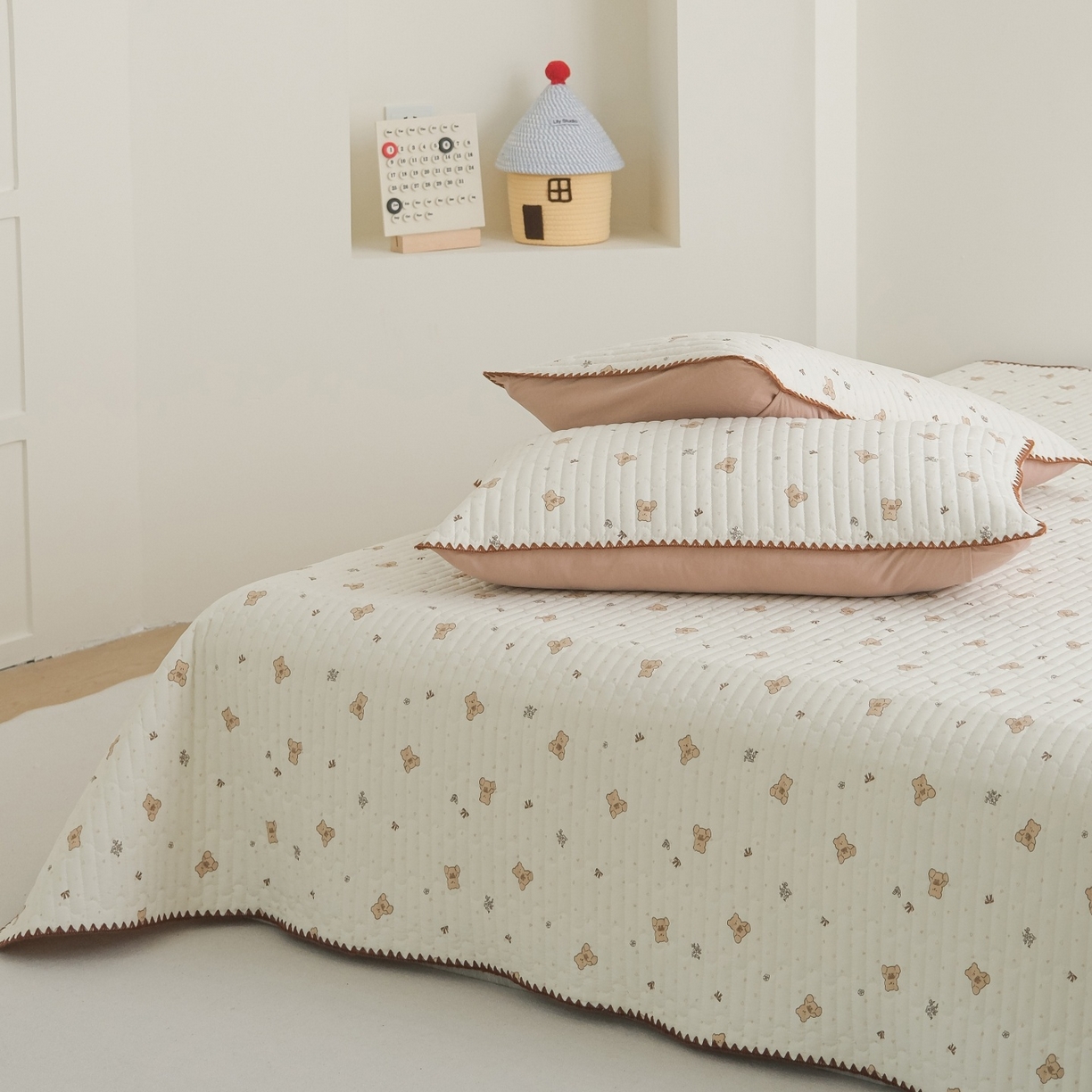 91家纺网 家纺一手货源 找家纺 庭笙 2026新款卡通贝壳针两面可用夹棉床盖床盖四件套 娃娃熊-米