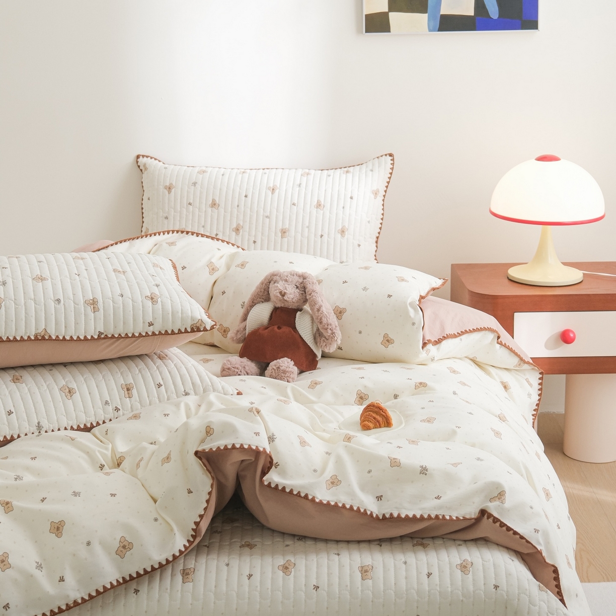 91家纺网 家纺一手货源 找家纺 庭笙 2026新款卡通贝壳针两面可用夹棉床盖床盖四件套 娃娃熊-米