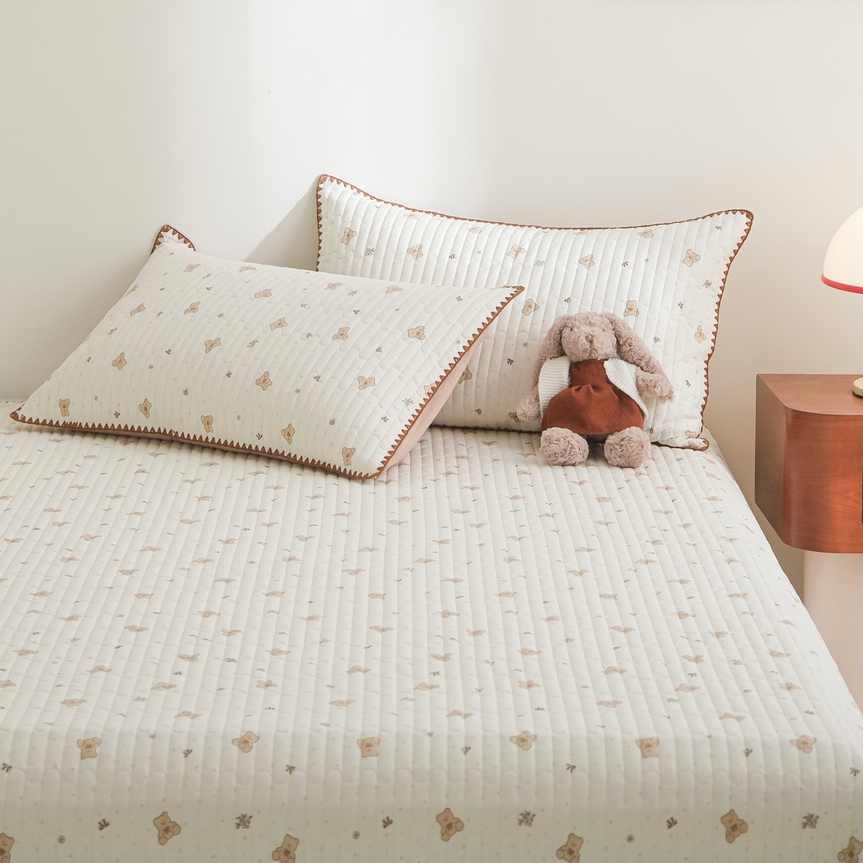 91家纺网 家纺一手货源 找家纺 庭笙 2026新款卡通贝壳针两面可用夹棉床盖床盖四件套 娃娃熊-米