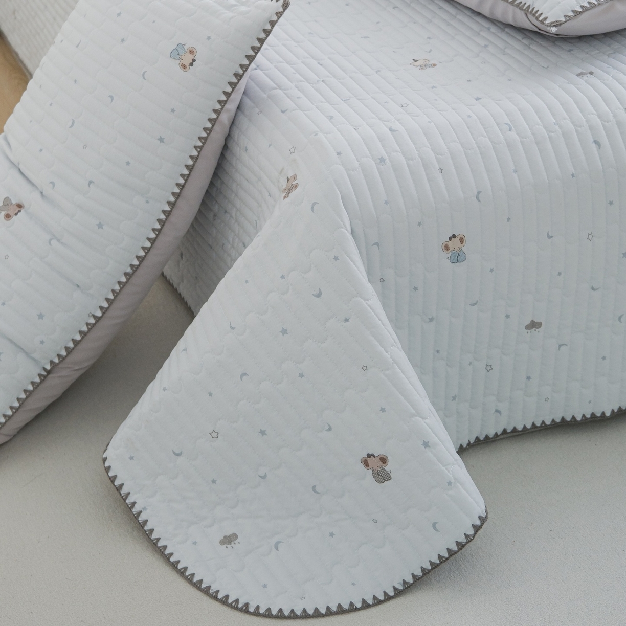 91家纺网 家纺一手货源 找家纺 庭笙 2026新款卡通贝壳针两面可用夹棉床盖床盖四件套 暖小象-兰