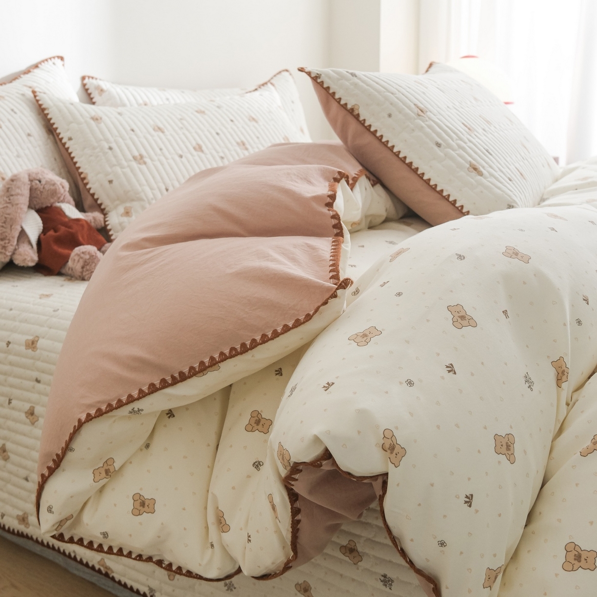 91家纺网 家纺一手货源 找家纺 庭笙 2026新款卡通贝壳针两面可用夹棉床盖床盖四件套 娃娃熊-米