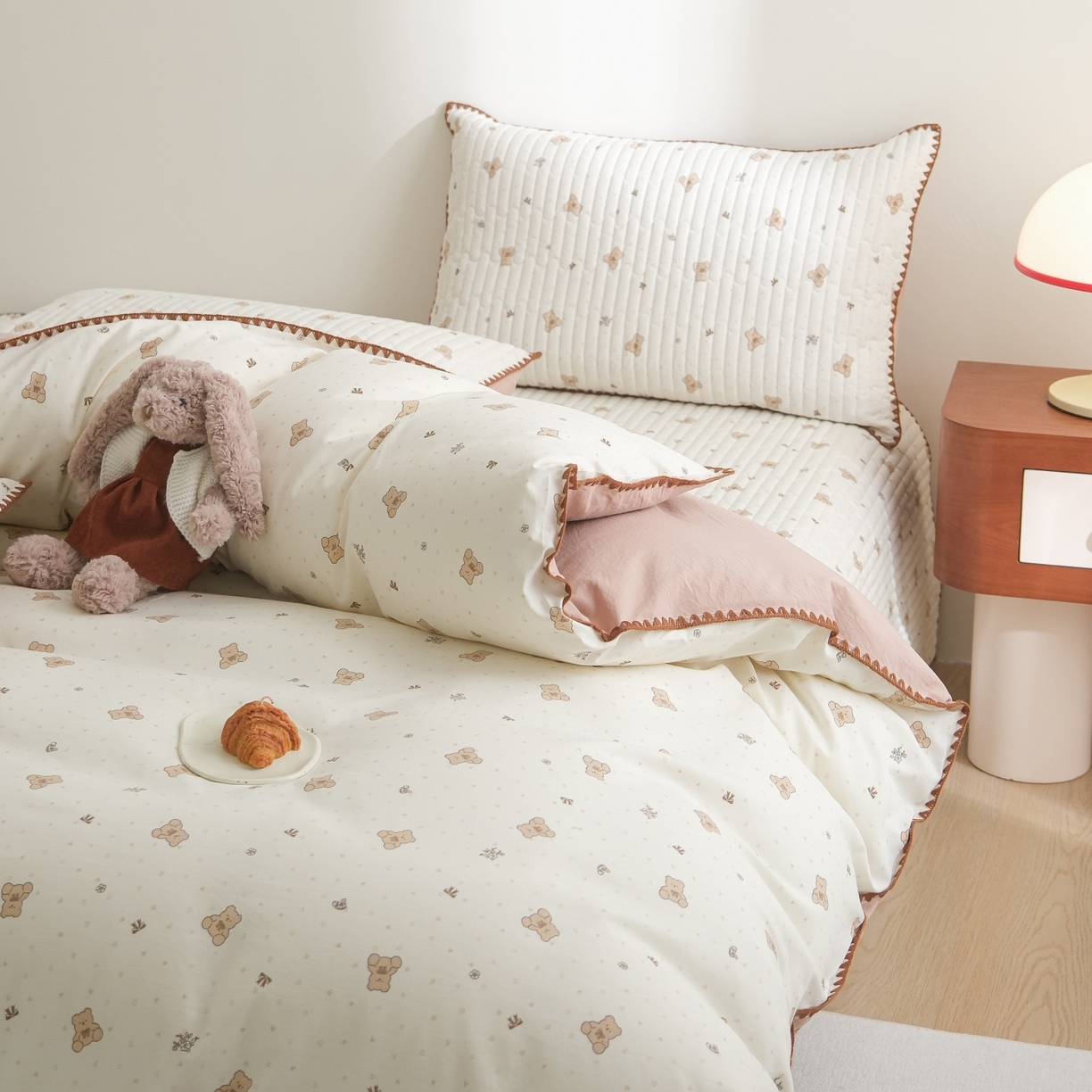 91家纺网 家纺一手货源 找家纺 庭笙 2026新款卡通贝壳针两面可用夹棉床盖床盖四件套 娃娃熊-米
